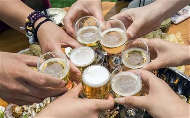 “对酒当歌，人生几何”——谈中国“以酒会友